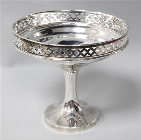 A George V silver pedestal bonbon dish, Levi & Salaman, Birmingham, 1912, weighted.